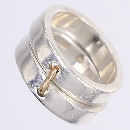 Ring, stl 18¼, bredd 10mm, tillverkad av två separata ringar ihopsatta med en ögla i 18K guld, tillv. Efva Attling, silver 925/1000 Vikt: 14,1 g