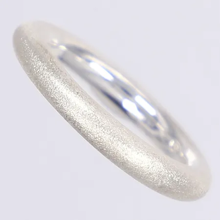 Ring med frostad dekor, stl 19¼, bredd 4mm, stämplad "MILA", silver 925/1000 Vikt: 7,9 g