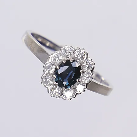 Carmoséring med diamanter totalt 0,45ctv samt safir 0,90ct enl. gravyr, stl 19¼, bredd 2-12mm, tillv. Guldsmed Bo Cedstam, Stockholm 1970, vitguld 18K Vikt: 4,5 g