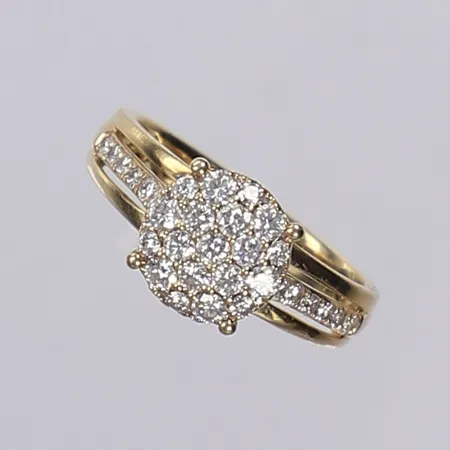 Ring med diamanter 13 x ca 0,02ct, 18 x ca 0,01ct, troligen delvis labbodlade, stl 17, bredd 3-9mm, GHA, 18K Vikt: 0 g