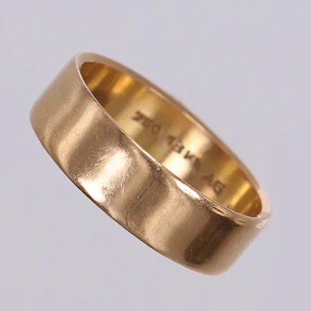 Ring slät, stl 18, bredd 5,5mm, gravyr. 18K Vikt: 5,3 g