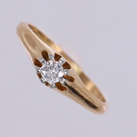 Ring med diamant ca 0,11ct, stl 15¼, bredd 1,5-4,5mm. 18K Vikt: 2,1 g