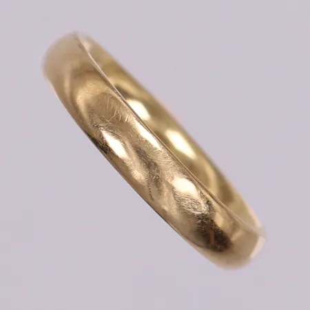 Ring slät, stl 18½, bredd 4mm, ograverad, ihålig, mindre bucklor. 18K Vikt: 1,5 g