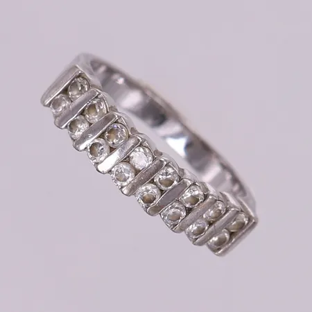 Ring med vita stenar, stl 17, ca bredd 2,5-4,5mm. 925/1000 silver  Vikt: 3,3 g