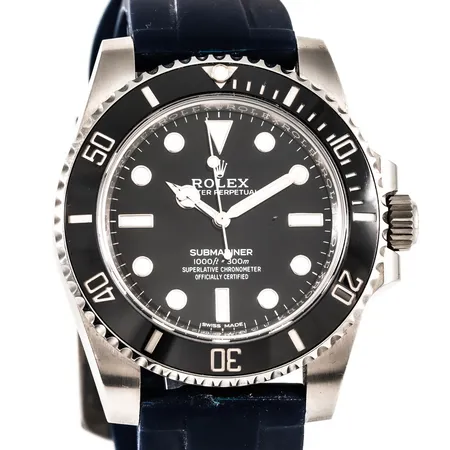 Herrur Rolex Submariner i stål med gummiband (ej original) Modell 114060. Serienr 13U7C027. Automat. Certifikat från 2018-04-12. Manual. Inga övriga tillbehör. Liten prickdutt på glaset vid treans index. Repor på hornens baksidor.