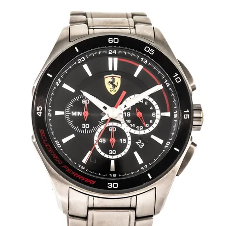 Herrur Scuderia Ferrari i stål med stålband. Boett Ø 45,5 mm. Ref. SF.11.1.34.0138. Safirglas. Quartz- går ej- batteribyte krävs. Originalbox & manual. 