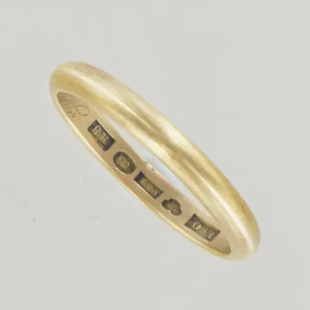 Ring ,Ø 21½ mm, bredd 3 mm, graverad, 18k Vikt: 5,2 g