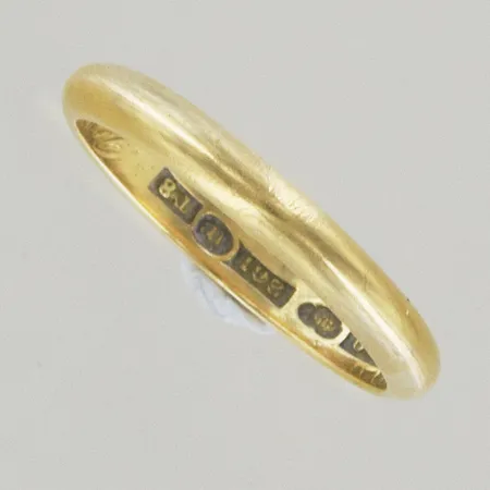 Ring ,Ø 21 mm, bredd 3 mm, graverad, 18k Vikt: 5,5 g