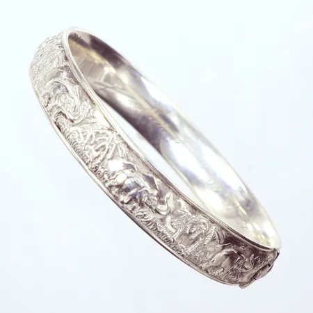 Armband stelt, silver 830/1000, Ø64, år 1957, gravyr, elefanter, något ojämn Vikt: 20,1 g