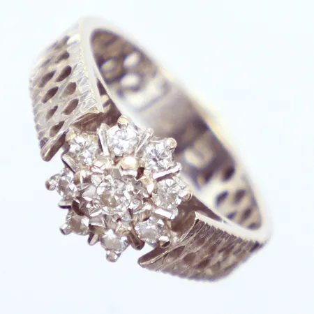 Ring, vitguld, diamanter, 1x0,03ct, 8x0,02ct, Ø17½, 18k   Vikt: 5,6 g