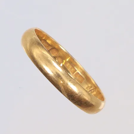 Ring, stl 20¾, bredd 4mm, BWC, (Carlssons Guld), 1996 Kungsbacka, gravyr, 18K Vikt: 3,6 g