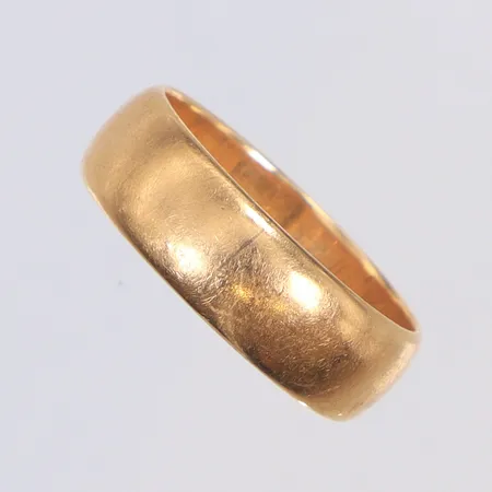 Ring, stl 17½, bredd 6mm, gravyr, 14K  Vikt: 4,8 g