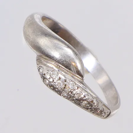 Ring mönstrad med vita stenar stl 18 bredd 2-7mm silver 925/1000 Vikt: 1,7 g