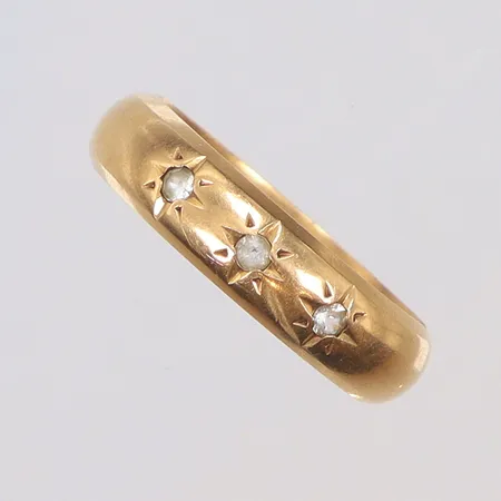 Ring med vita stenar stl 17, gravyr 18K Vikt: 4,7 g