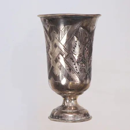 Vodkakopp Ryssland, 1800-tal, mönstrad dekor, defekt (sprucken) otydlig mästarstämpel märkt 1885 och 84, höjd 6,5cm silver  Vikt: 26 g