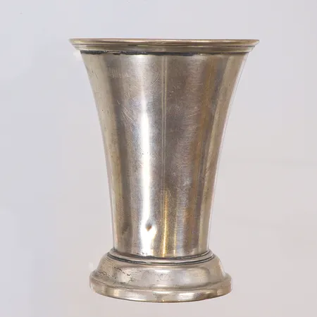 Bägare höjd 5,5cm CGH (Carl-Gustaf Hallberg) Stockholm 1916, silver 830/1000 Vikt: 16,5 g