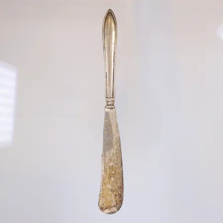 Smörkniv längd 15,5cm, gravyr C.G. Hallberg Stockholm 1927, även blad i silver 830/1000 Vikt: 34,4 g