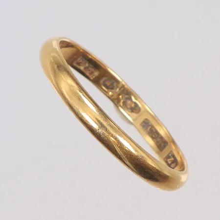 Ring slät stl 22, bredd 3mm. gravyr 18K Vikt: 3,6 g