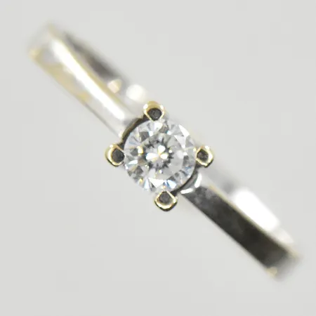 Ring med diamant 0,20ct, stl 17½, bredd 3 mm, Arpas, vitguld, 14K. Vikt: 2,1 g