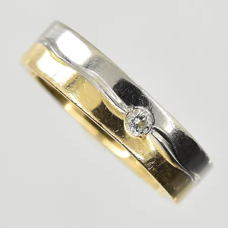 Ring med diamant 0,05ct, stl 16½, bredd 5 mm, Schalins, gravyr, gulguld/vitguld, 18K. Vikt: 6,5 g