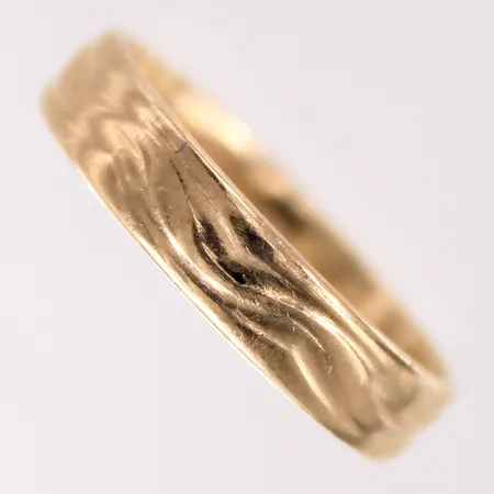 Ring med dekor, stl 20¾, bredd 5mm, Schalins, gravyr, 18K Vikt: 6,4 g