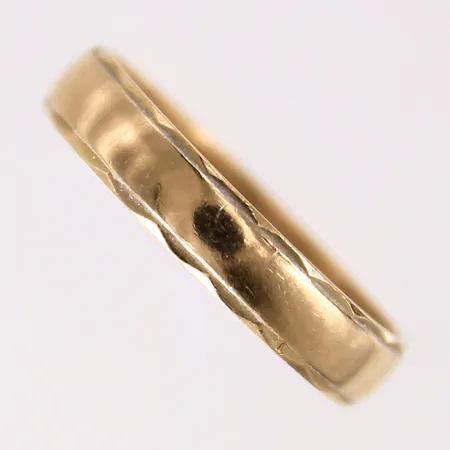 Ring, stl 17½, bredd 4mm, gravyr, 18K Vikt: 2,8 g