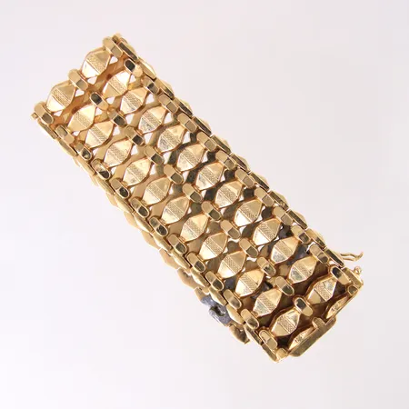 Armband, längd 17,5cm, bredd 30,5mm, tenn lagningar, skador, 18K.  Vikt: 42,2 g