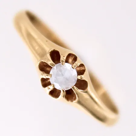 Ring med vit sten, stl: 17½, bredd 1,6-5,8mm, gravyr, 18K.  Vikt: 1,8 g