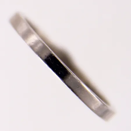 Ring, slät, stl: 17½, bredd 1,9mm, behov av omrodering, vitguld 18K.  Vikt: 2,4 g