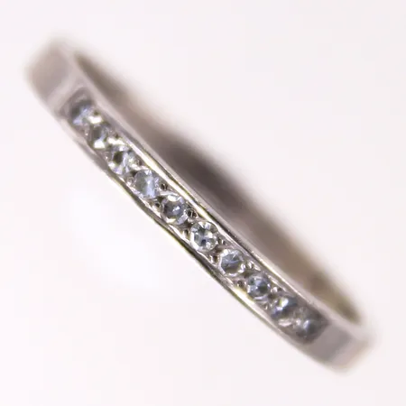 Ring med /8/-slipade diamanter 10 x ca 0,01ct, stl: 17½, bredd 2,2mm, gravyr, behov av omrodering, vitguld 18K.  Vikt: 2,4 g