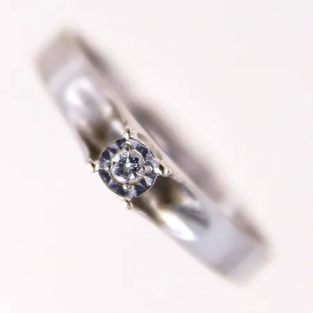 Ring med briljantslipade diamant 1 x 0,03ct, stl: 16½, bredd 2,3-3,3mm, GFAB, behov av omrodering, vitguld 18K.  Vikt: 1,5 g