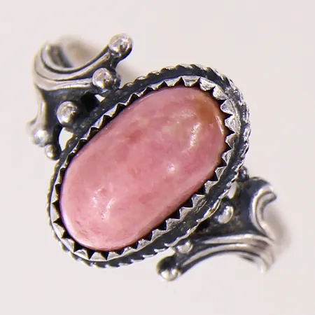 Ring med rosa sten, stl: 19½, bredd 2,2-16mm, skev, silver 925/1000.  Vikt: 3,1 g