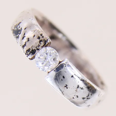 Ring med vit sten, stl: 16¼, bredd: 4,5mm, silver 925/1000 Vikt: 4,8 g