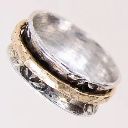 Ring med dekor, stl: 19, bredd: 9mm, förgyllda detaljer, silver 925/1000 Vikt: 7,1 g