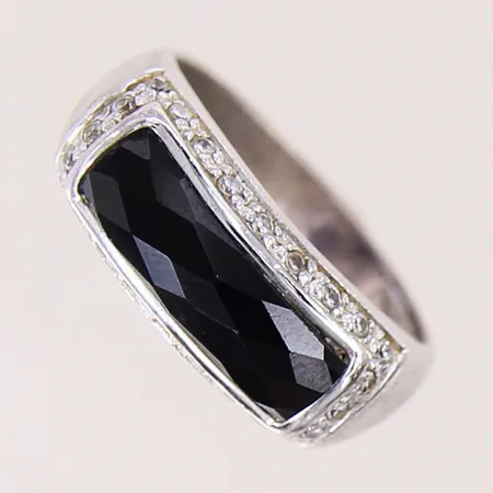 Ring med vita stenar samt svart sten, stl: 17½, bredd: 3,9-7,8mm, silver 925/1000 Vikt: 4,9 g