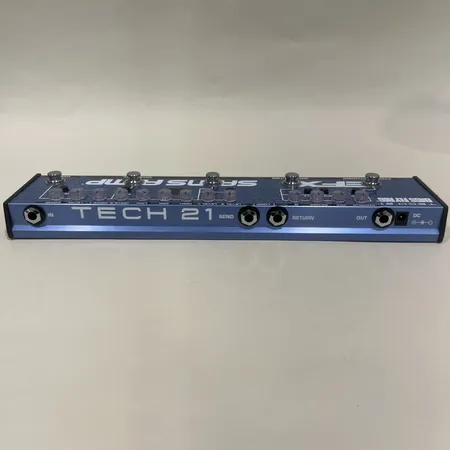 Multieffektpedal Tech 21 SansAmp Bass Fly Rig V2, serienr 564898, nätadapter, manual, kartong