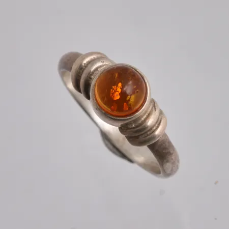 Ring i silver, stl 17¼, bredd 3-7,3mm, 1st Bärnsten, mått Ø6mm, vikt 3g.