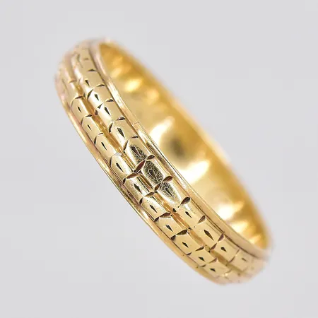 Ring, stl 17¼, bredd 3,8mm, personlig gravyr, otydlig stämpel, 14K Vikt: 2,7 g