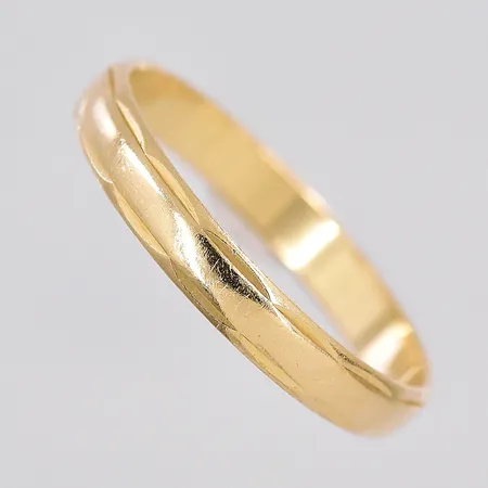 Ring, stl 17¾, bredd 3mm, personlig gravyr, 18K Vikt: 2 g