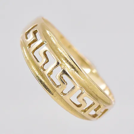 Ring, stl 17¾, ovandel bredd 6,7mm, skev skena, slitna stämplar, 14K Vikt: 1,5 g