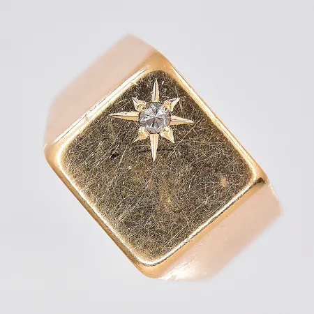 Klackring, diamant ca 0,02ct, stl 15½, ovandel bredd 5,7mm, repig, 18K Vikt: 7,4 g