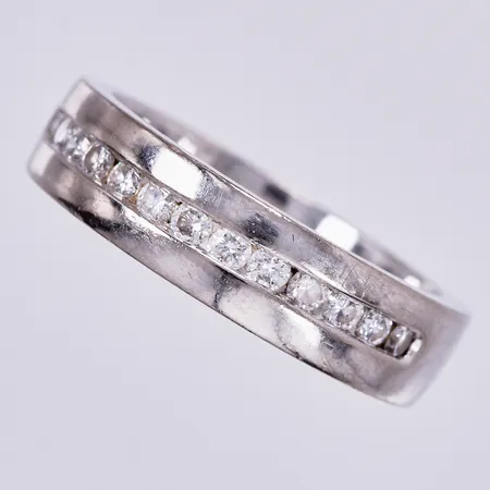 Ring med diamanter ca 13x0,02ct, stl: 16¾, bredd: ca 4mm, graverad, vitguld, 18K  Vikt: 7,1 g