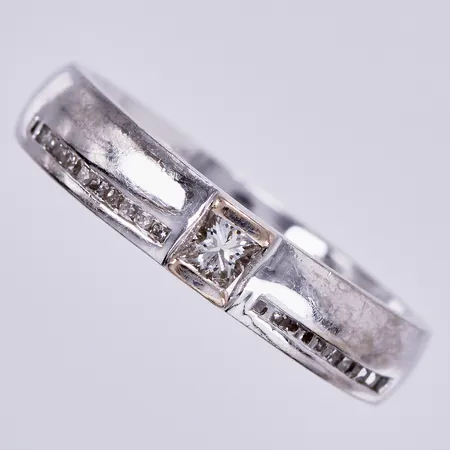 Ring med diamanter ca 1x0,10ct princesslipad, 22xca 0,01ct princesslipade, stl: 16¾, bredd: ca 4mm, graverad, vitguld, 18K  Vikt: 5,2 g