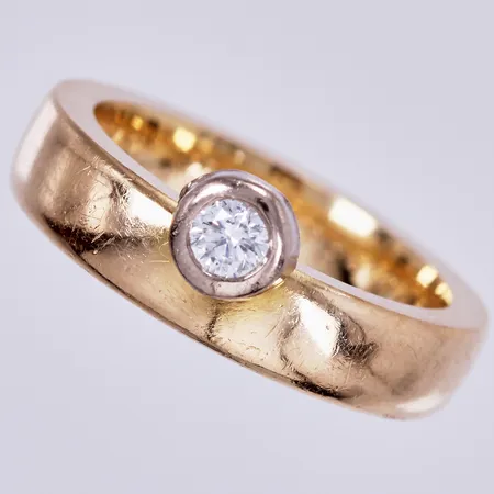 Ring med diamant ca 1x0,15ct, stl: 16¾, bredd: ca 4mm, graverad, 18K  Vikt: 9,2 g