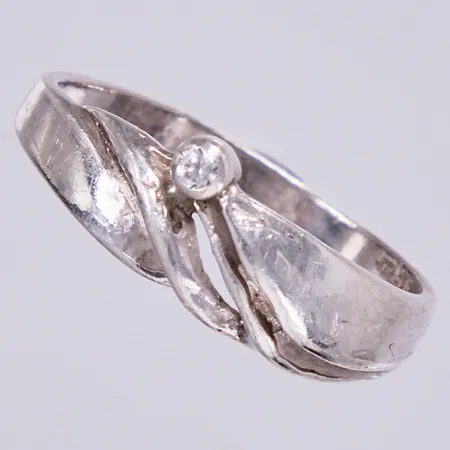 Ring med vit sten, defekt/bucklig, 925/1000 silver  Vikt: 1,7 g