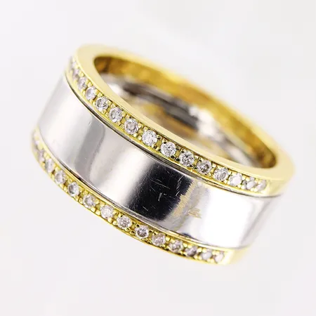 Ring, vitguld/gulguld, diamanter 20 x ca 0,01ct, briljantslipade, stl 22½, bredd 11mm, skrapmärken på skena mitt fram, 18K Vikt: 22,7 g