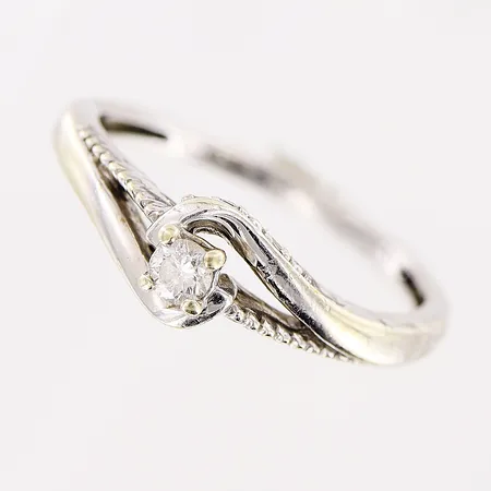 Ring, diamant ca 0,10ct, stl 17½, bredd 1,5-6mm, repig inne i skenan, vitguld, 9K Vikt: 2,5 g