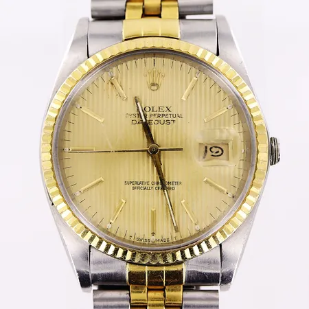 Herrur Rolex Datejust, modell 16013, serie nr 8583666 från 1984, stål/guld, Ø36mm, jubileélänk med stort slitage, armmått ca 18cm, extra länkbit 1,5cm, caliber 3035, verk nr 1263910, boett nr 16000, certifikat, repigt glas, servicebehov då urverk ej fungerar, krona saknas.