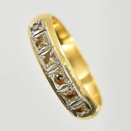 Ring med bruna stenar, stl 17¾, bredd 5 mm, gulguld/vitguld, 18K. Vikt: 5 g