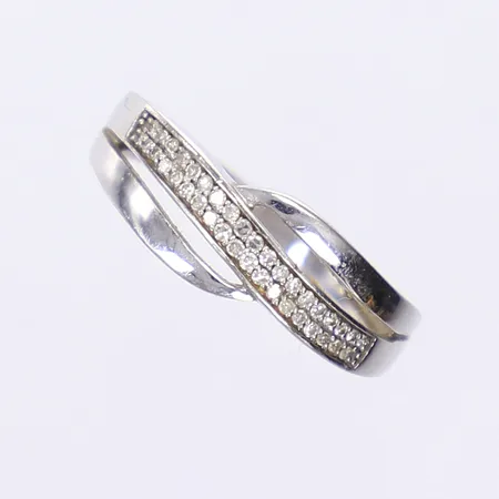 Ring med diamanter totalt 0,11ctv enl. gravyr, stl 16½, bredd 2-6mm, vitguld 18K Vikt: 3,5 g